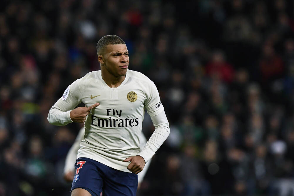 洛城德比！湖人官推晒赛前入场照：比赛时间将至